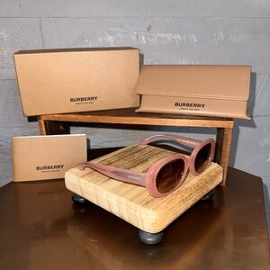 Adorable like new Burberry sunglasses